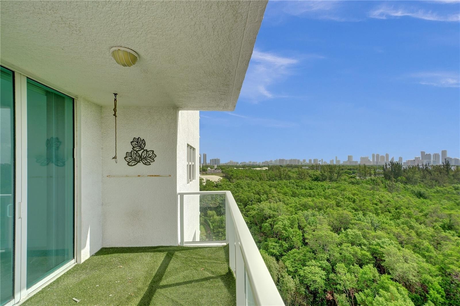 Building Photo - 14951 Royal Oaks Ln