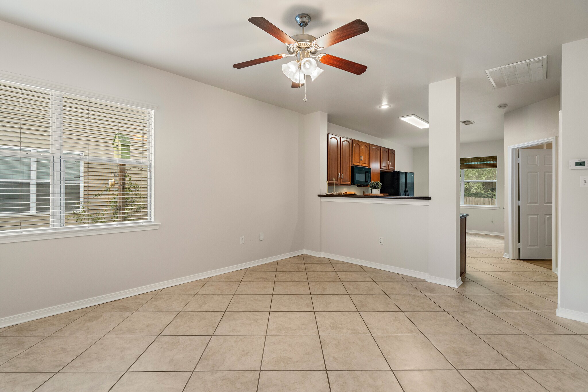 Living - 2084 Dundee Loop N