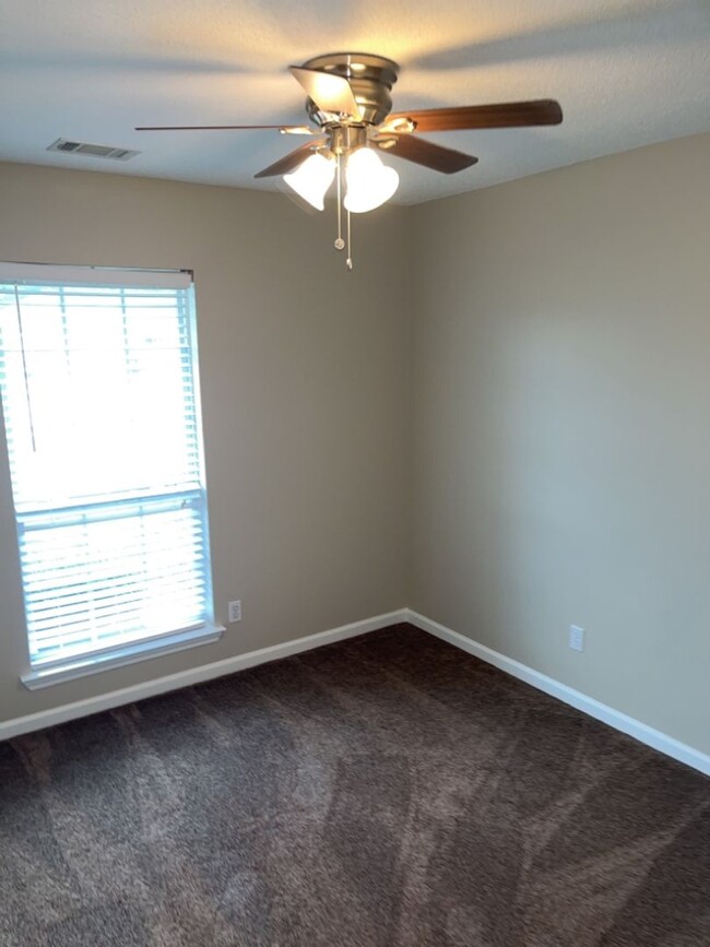 Building Photo - MOVE IN SPECIAL! 1/2 off first month's ren...