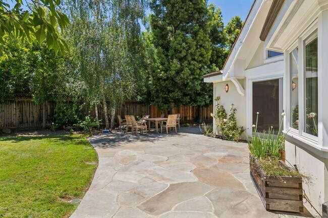 Building Photo - Beautiful, Old-World-style Home in the Heart of Central Menlo Park