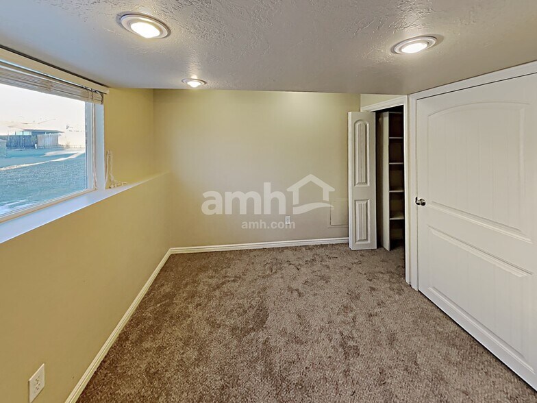 Building Photo - 1027 N 575 W