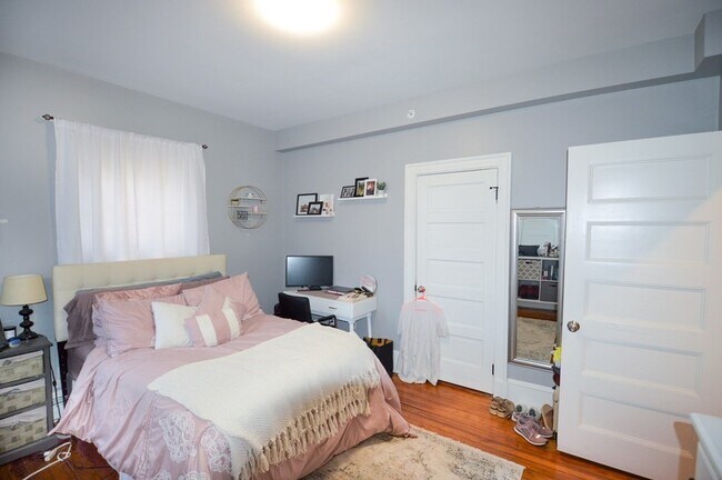 Building Photo - 60 Mapleton St