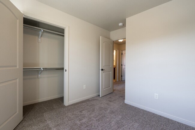 Building Photo - Comfortable Townhome Living with Pool Access