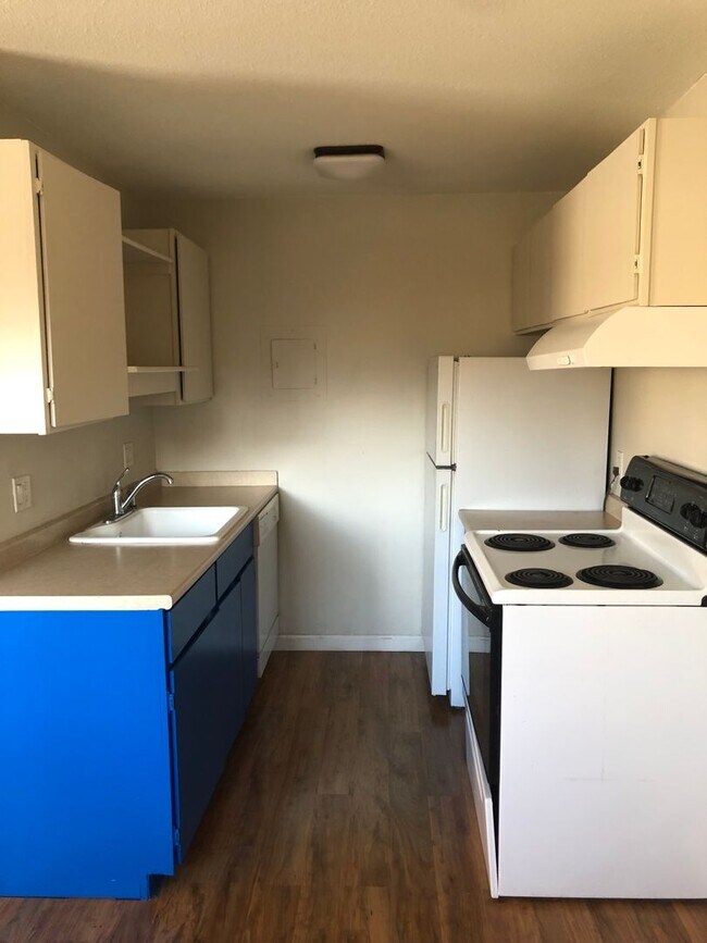 Building Photo - One Bedroom Main Level Condo for Rent Near CU