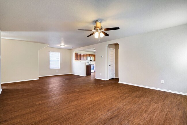 Building Photo - Move-In Ready Home with New Flooring and A...