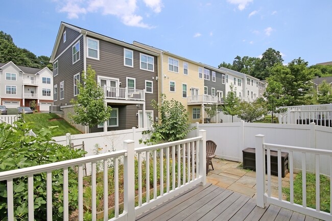 Building Photo - Spacious End-Unit Pantops Townhome