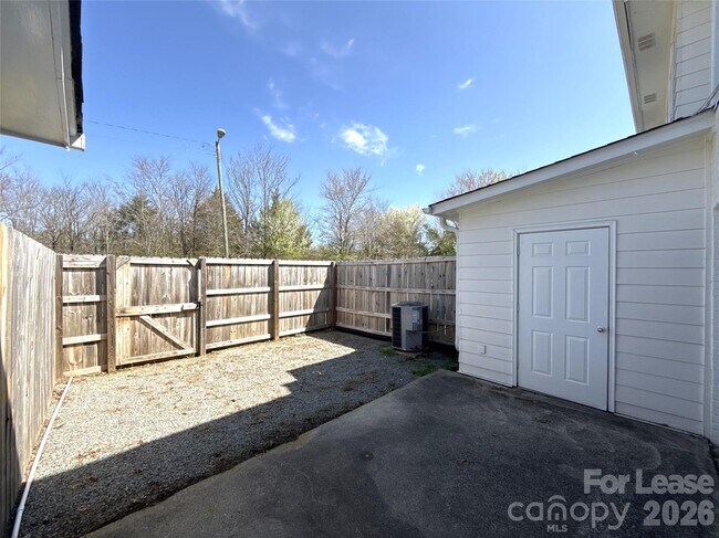 Building Photo - 300 N Main St