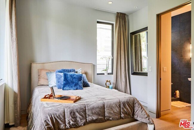 Building Photo - 1724 N Sierra Bonita Ave