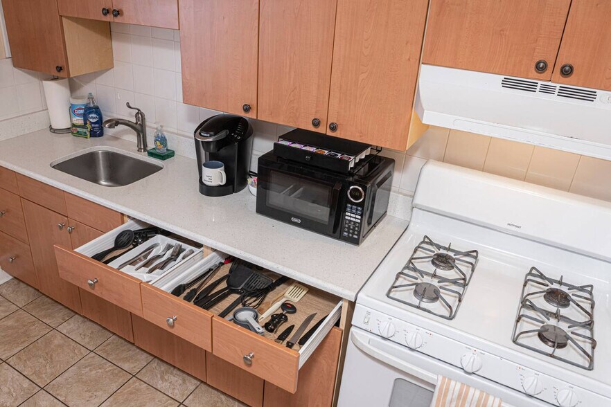 Building Photo - 658 Lancaster Ave