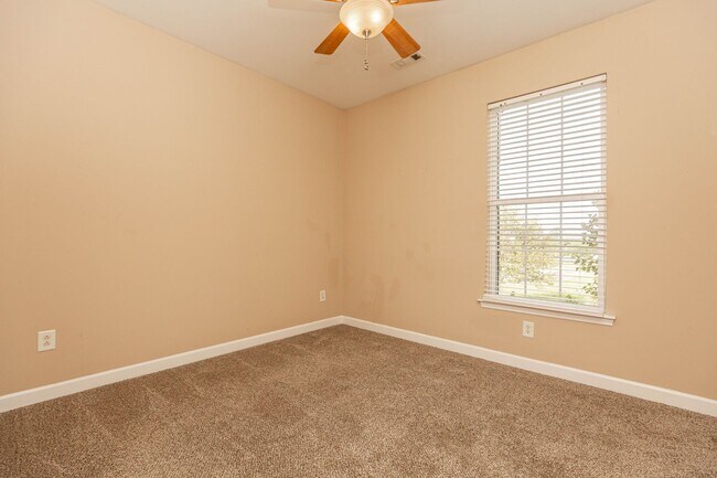 Building Photo - Located just Steps from Shopping, Dining, ...