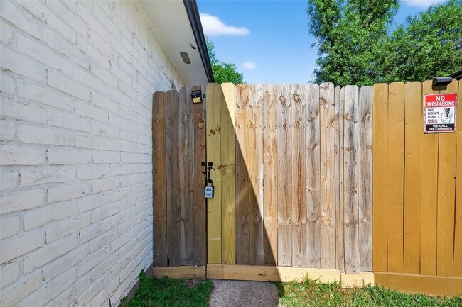 Building Photo - 4423 Sloangate Dr