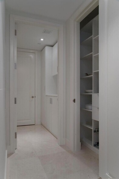 Building Photo - 1425 Brickell Ave