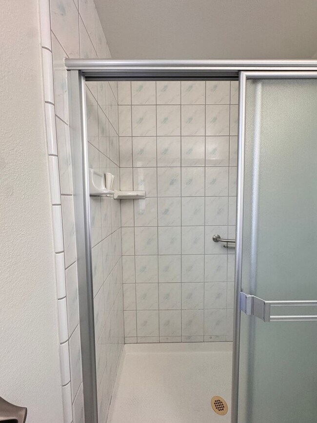 Building Photo - Updated 3-Bed Home with Oversized Garage & Huge Driveway