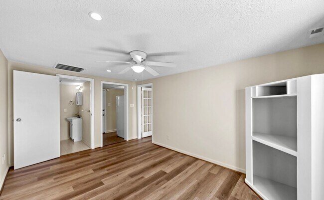 Building Photo - 802 N B St