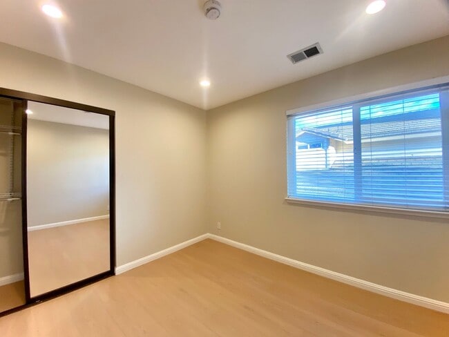 Building Photo - Gorgeous 4-bedroom Home Located in Cameron Hills Neighborhood of Fremont!