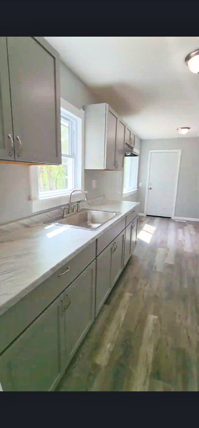 Building Photo - Charming 3-Bedroom brand new inside!  Coun...