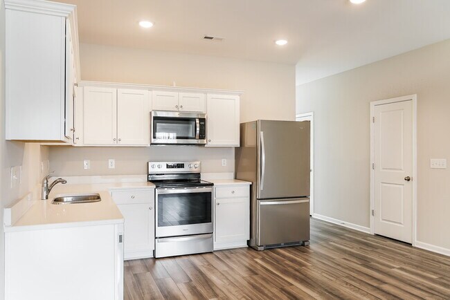 Building Photo - 561 Landing View Dr