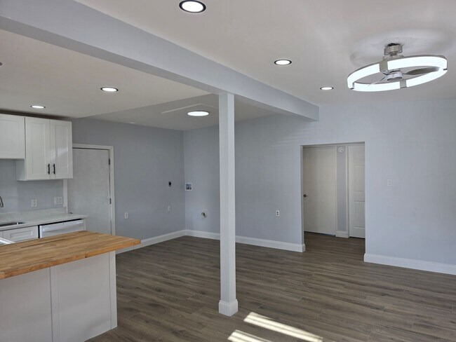 Building Photo - FOR RENT!!! NEWLY RENOVATED 2-BEDROOM TRIPLEX – UTILITIES INCLUDED – PRIME KISSIMMEE LOCATION!