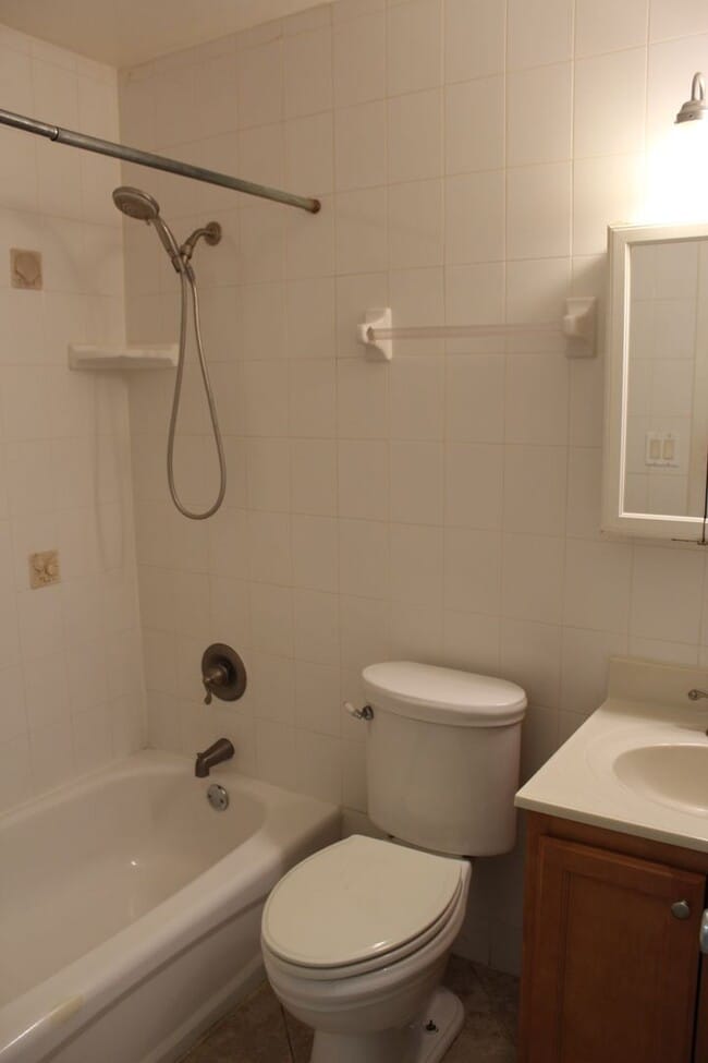Building Photo - One bedroom condo beachside