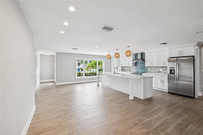 Building Photo - 3800 Bayshore Blvd NE