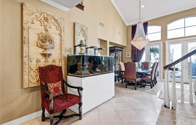 Building Photo - 9 Marisol