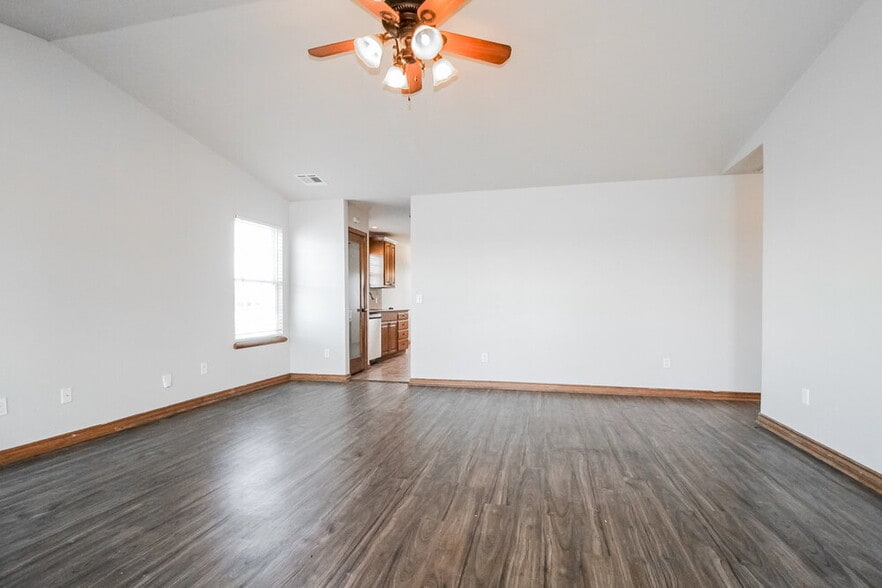 Building Photo - 816 Eric Cir
