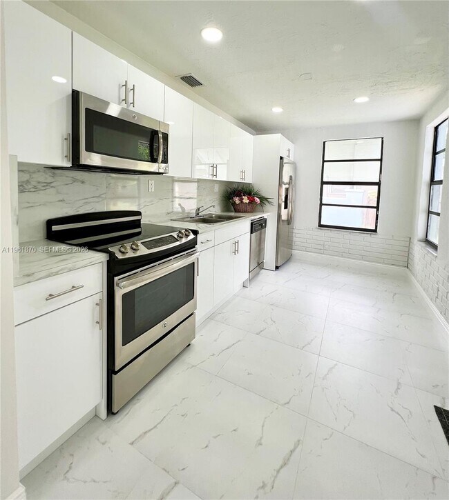 Building Photo - 931 NW 35th Ave