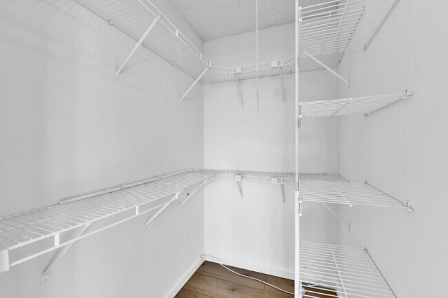 Building Photo - $2,540.95 with $300 off the first month's Rent- 4 Bedroom, 1.5 Bath, Single Family Home in Aurora...