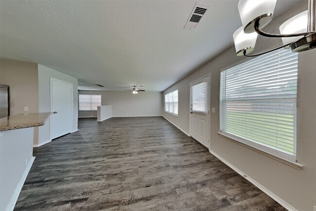 Building Photo - 14906 Sugarhollow Dr