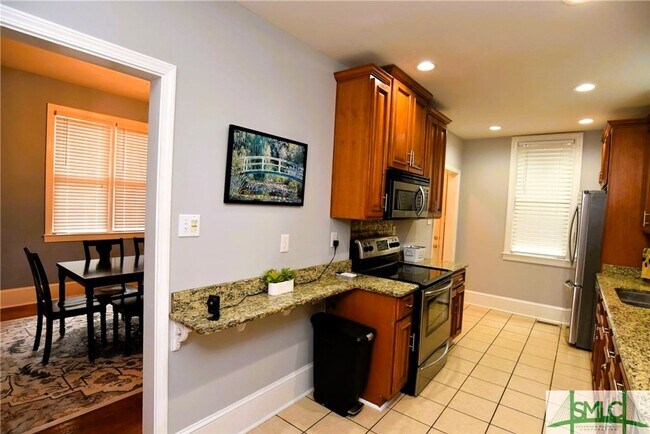 Building Photo - Spacious and fully furnished Victorian beauty