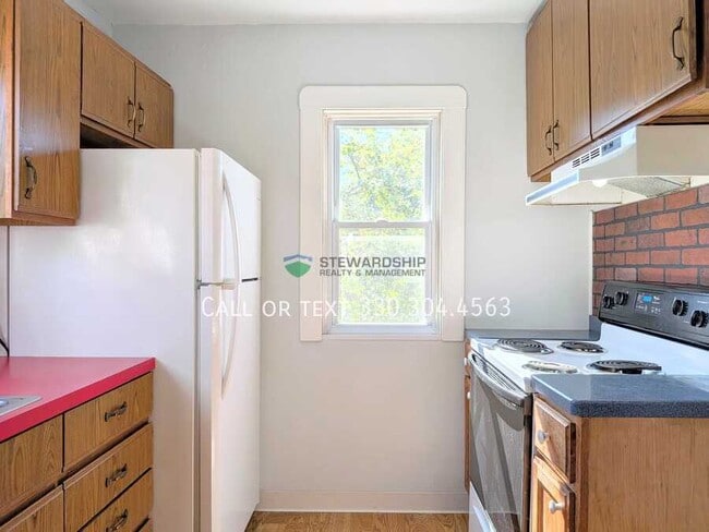 Building Photo - 654 E Glenwood Ave