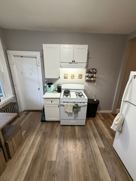 Building Photo - 121 Hillside St