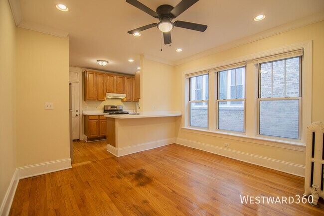 Building Photo - 7648 N Greenview-3