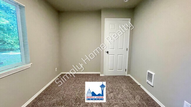 Building Photo - Cute and cozy, newly renovated 3 bedroom tucked inside a charming Tri-plex!