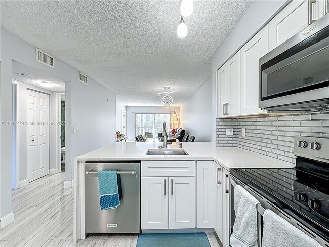 Building Photo - 2228 N Cypress Bend Dr
