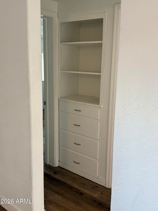 Building Photo - 2419 E Oak St