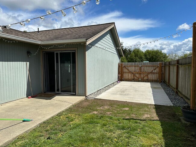 Building Photo - Ferndale 3 Bedroom 2 bath Rambler Small Pe...