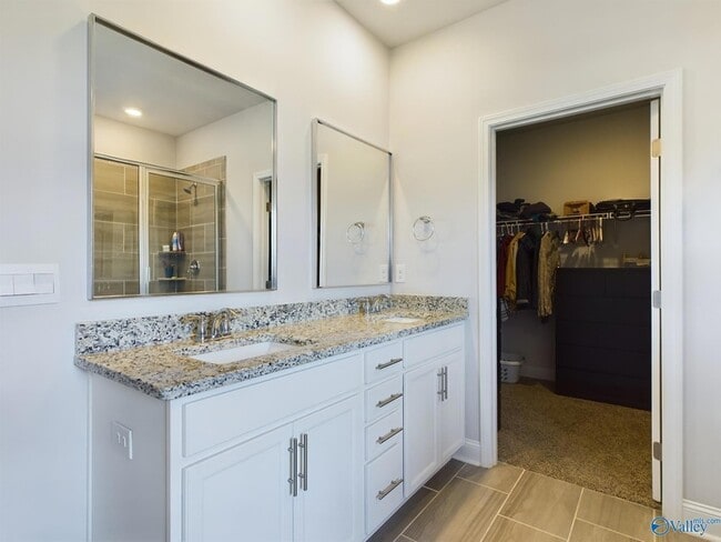 Building Photo - 219 Maureen Dr SW