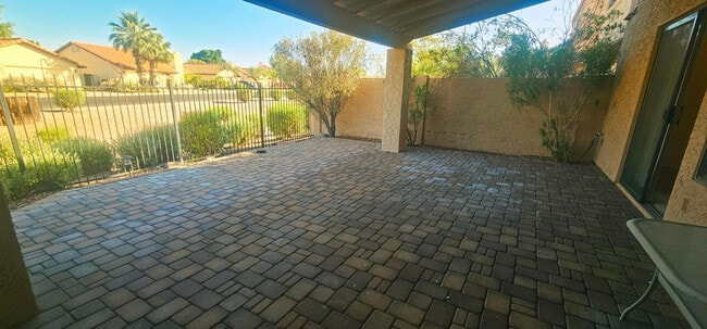 Building Photo - 333 E Lilac Dr