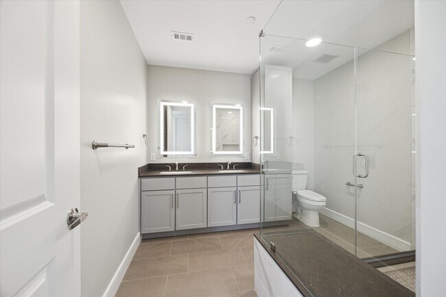 Building Photo - 9757 Katy Fwy