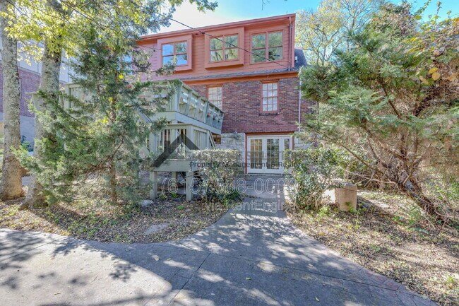 Building Photo - 502 32nd Ave S