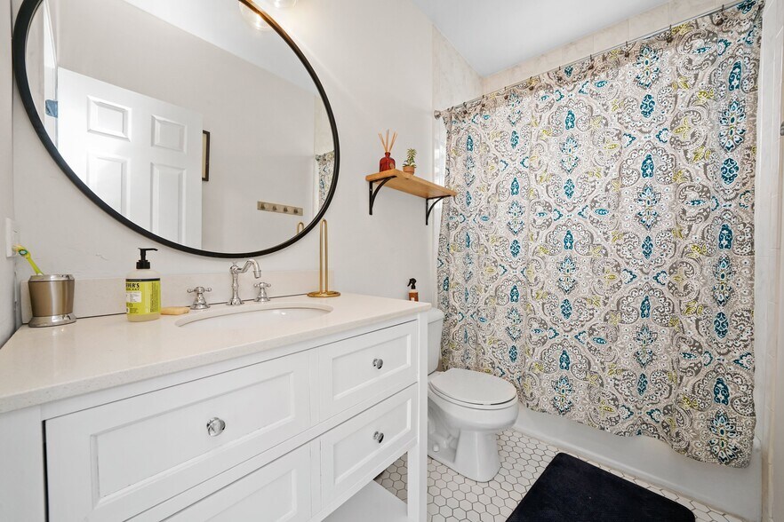 Building Photo - 1028 N Wolcott Ave