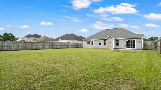 Building Photo - Charming 3BR Home in Carolina Plantation with Fenced Yard & 2-Car Garage