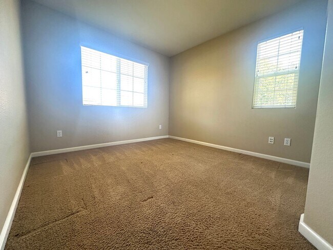 Building Photo - Gorgeous 3 Bed, 2 Bath in Gated Community in Brentwood