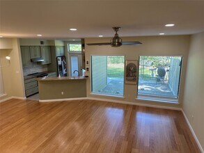 Building Photo - 9400 Doliver Dr