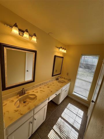 Building Photo - 745 Spring Valley Dr