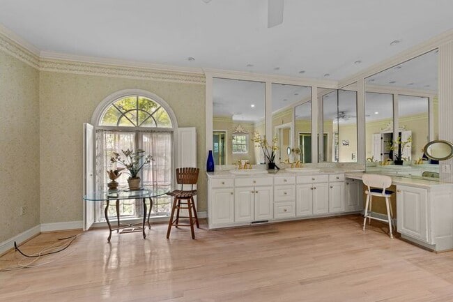 Building Photo - 221 Magnolia Ln