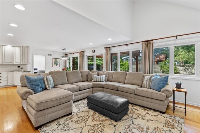 Building Photo - 40 Williamsburg Rd