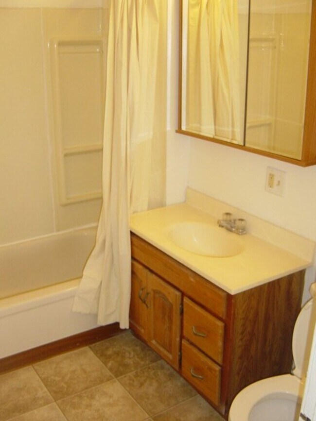 Building Photo - 108 N 28th Ave W