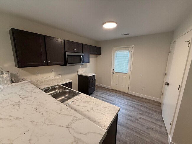 Building Photo - 1709 Hanover Blvd